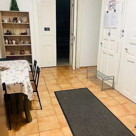 Ejjeli Majom Hostel Budapest Bagian luar foto