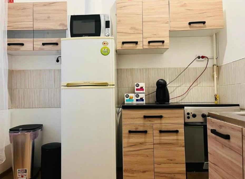 Ejjeli Majom Hostel Budapest Bagian luar foto