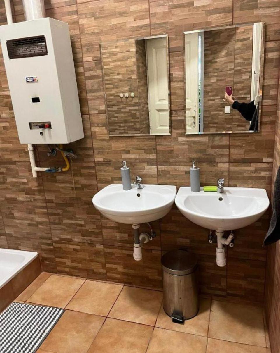 Ejjeli Majom Hostel Budapest Bagian luar foto