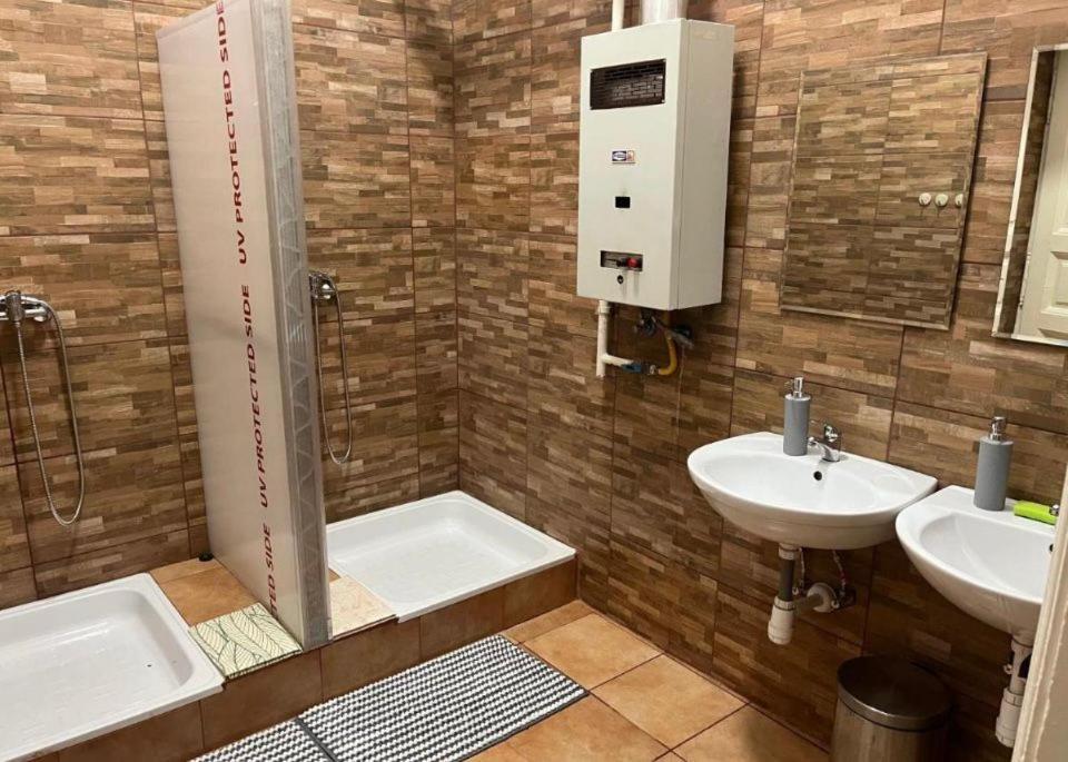 Ejjeli Majom Hostel Budapest Bagian luar foto